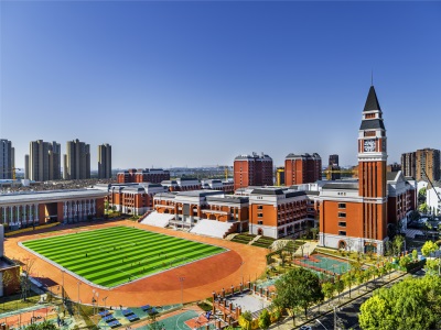 武汉经开外国语学校高中国际部足球场俯瞰图