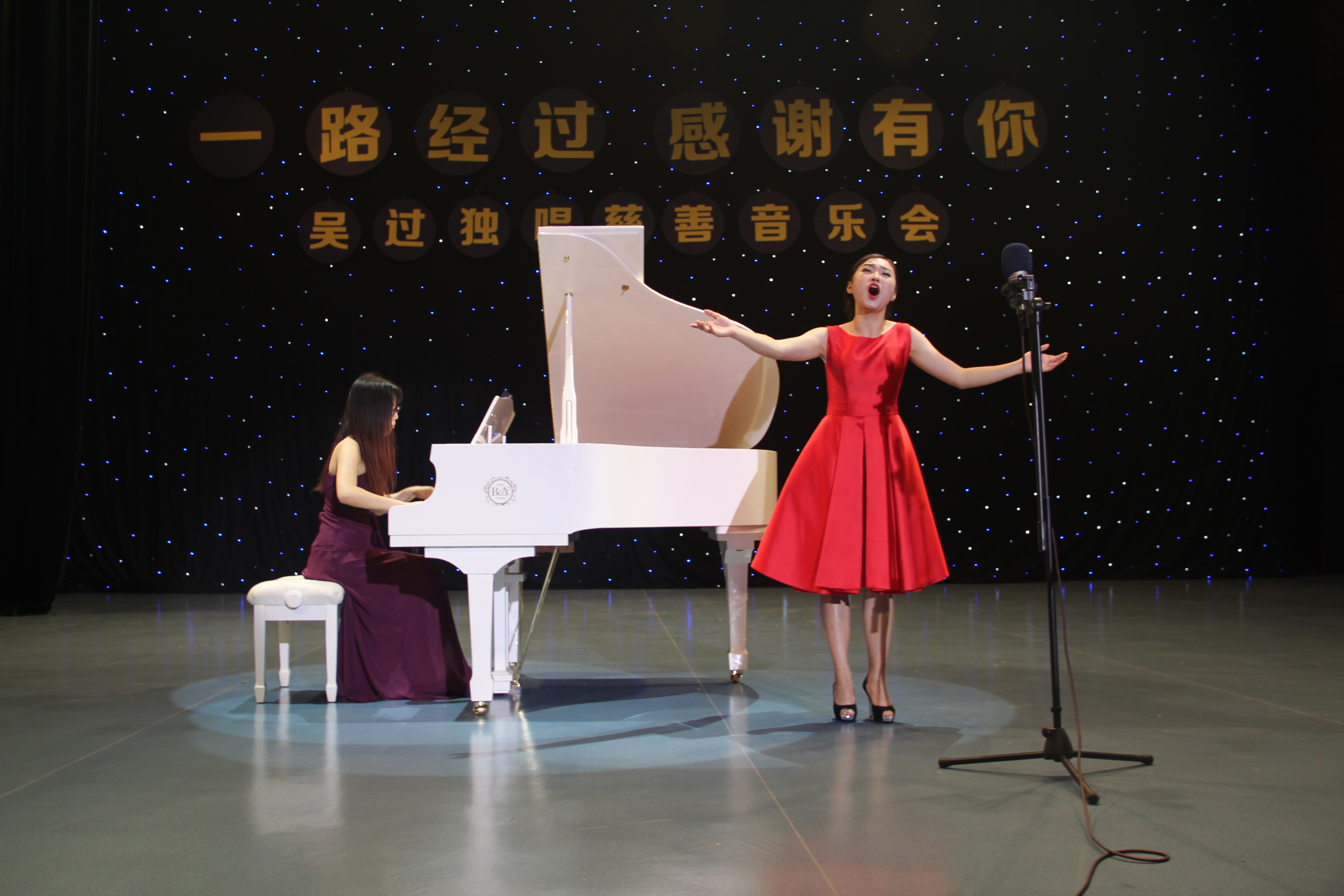 巴川学子吴过凭借唯美嗓音征服世界名校
