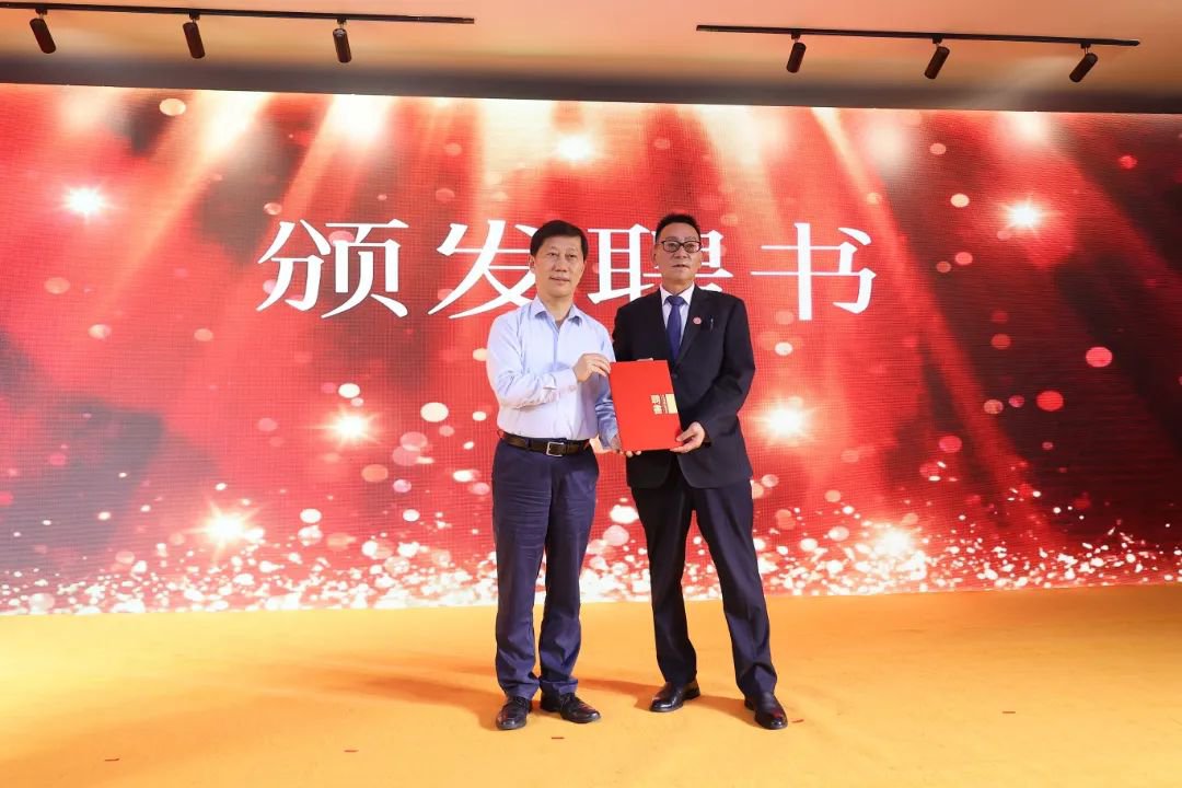 華東師大基終部部長、寶華曜理事長李志聰宣布上海市寶山華曜高級中學校長的任命,并向校長江國法頒發聘書。