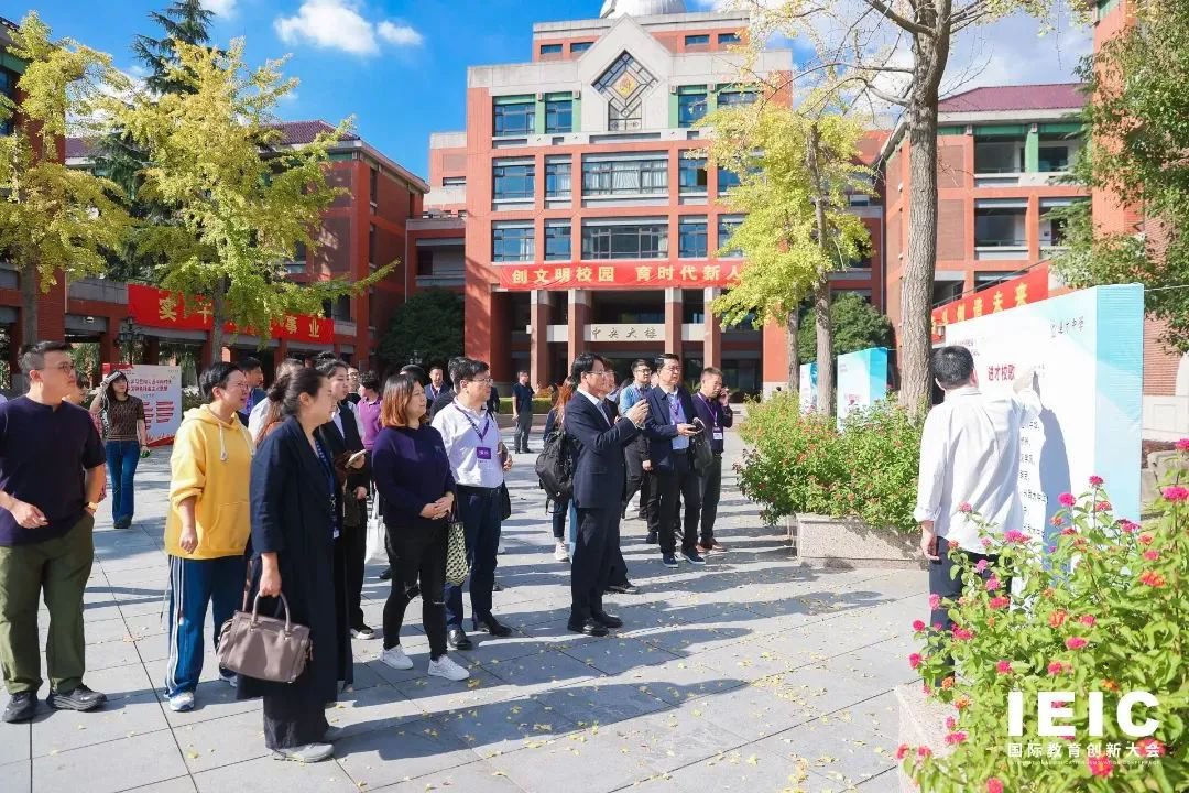 訪校團成員們走進上海市進才中學