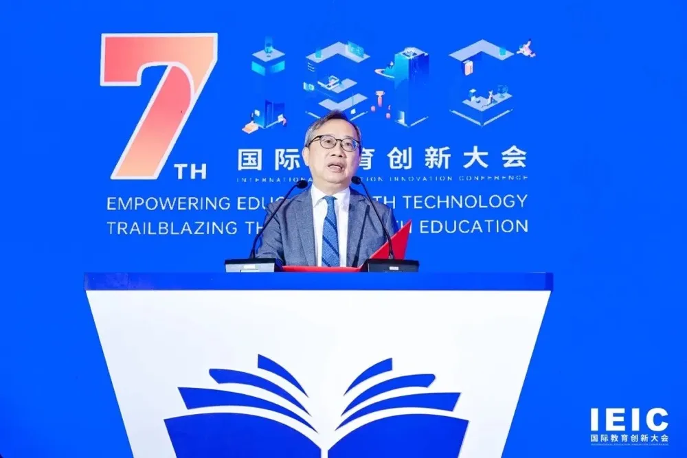 十一、十二屆全國政協常委，上海市人大常委會原副主任，上?，F代服務業聯合會原會長  鄭惠強 | 第七屆IEIC大會學生成長論壇致辭