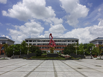 中学坐落在江浙交界的生态名镇&mdash;&mdash;吴江区桃源镇(离乌镇10