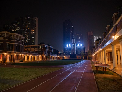 学校操场夜景