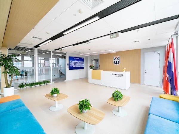 武汉光谷康桥高级中学校园风采